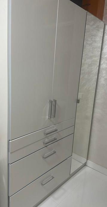 Hoogglans witte kledingkast