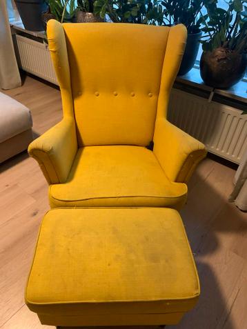 Gele fauteuil met voetenbank