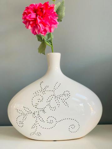 Witte aardewerk vaas met ingelegd patroon