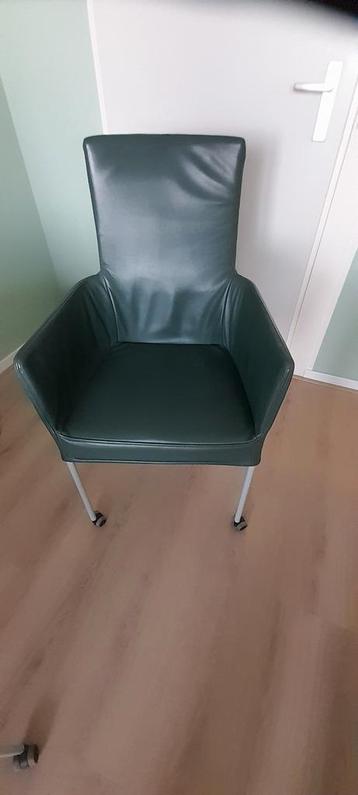 Lederen stoel 4 x op wieltjes GRATIS