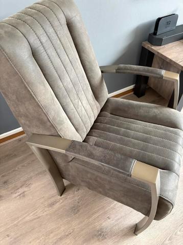 Eén antraciet fauteuil