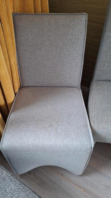 GRATIS: 6 Eetkamerstoelen op wieltjes in grijze stof.