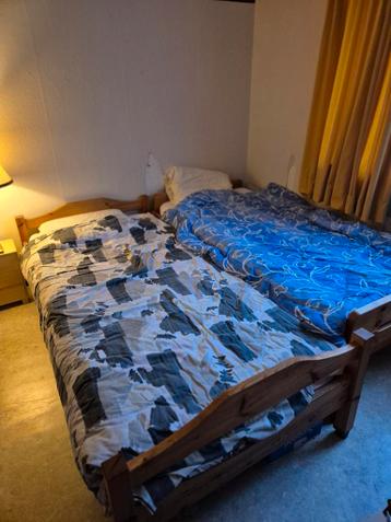 2x Eenpersoonsbed met matras en beddengoed