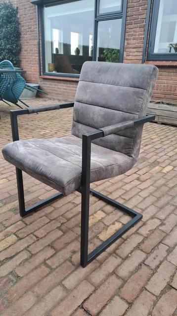 Mooie grijze design tafelstoel met armleuning
