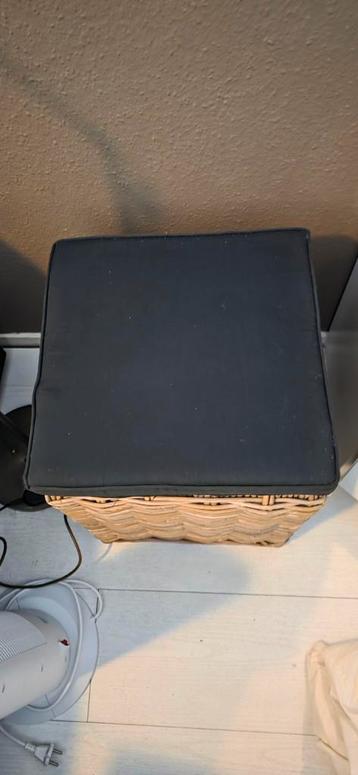 Rieten krukje met kussen