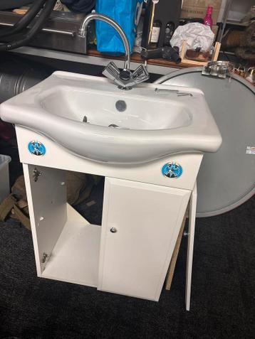 Gratis Wastafelkast met wasbak en mengkraan