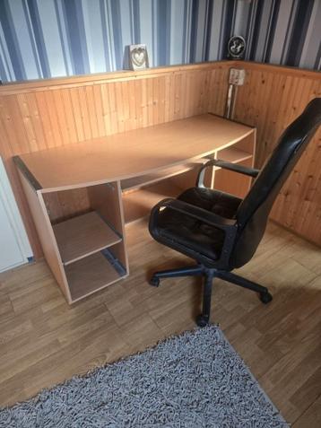 * Gratis * Bureau met bureaustoel (opknapper)