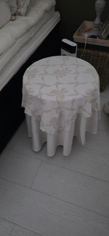 Leuk bijzettafeltje met kleed
