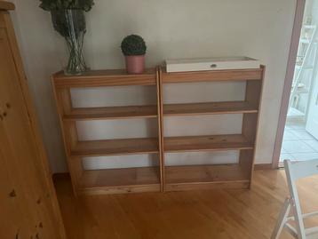 Twee houten boekenkasten morgen ophalen in Ngein