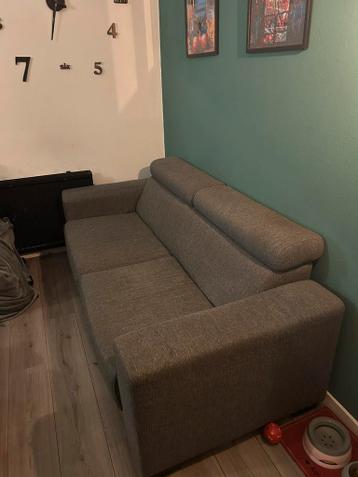 GRATIS Grijze 2-zits bank