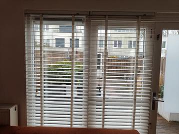 Gratis witte houten jaloezieën