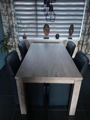 Gratis Eettafel met stoelen