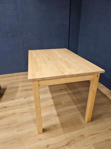 Houten Ikea tafel (beschadigd op hoek) gratis