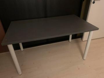 Gratis Tafelblad met demontabele witte poten