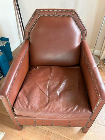 Gratis af te halen antieke leren fauteuil.