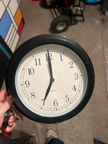 Gratis IKEA Klok Quartz - Zwart & Gebroken Wit