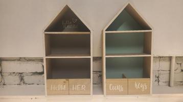 Twee kleine houten huisjes voor aan de muur