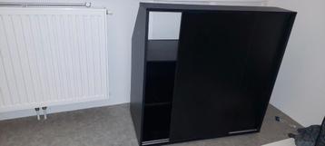 Moderne zwarte kast met schuifdeuren