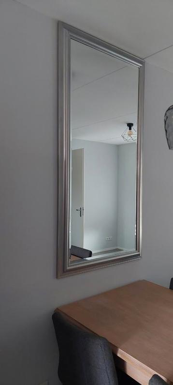 Stijlvolle rechthoekige spiegel met zilveren rand
