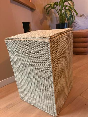 Mooie rotan wasmand met deksel