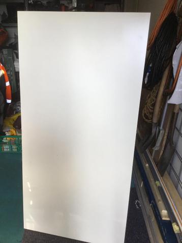 Buro wit blad met zwarte ronde poten 150x75