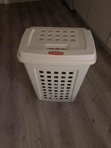 Twee witte wasmanden gratis af te halen