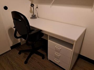 Wit bureau met verrijdbare ladekast