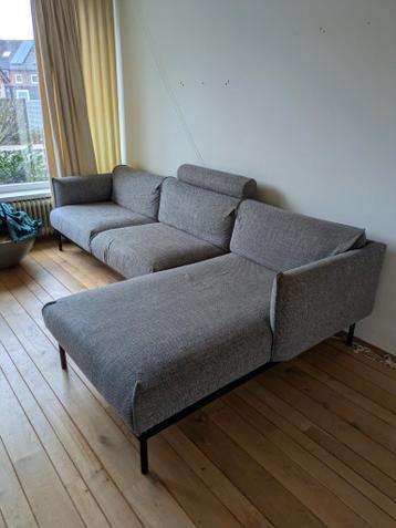 ÄPPLARYD 3-zitsbank met chaise-longue, grijs/zwart.