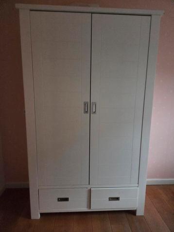 Witte babykamer kast met lades en deuren