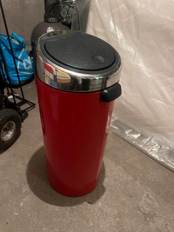 Rode Brabantia prullenbak met drukdeksel