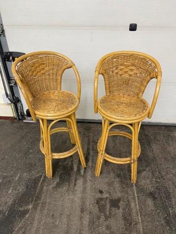 2x draaibaare bar stoelen