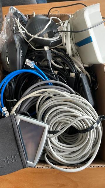 Diverse HDMI, USB kabels, tomtom one en meer - Alles in één!