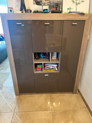 Eettafel en kast gratis op te halen