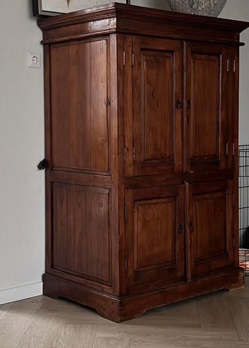 Mooie houten kast met deuren