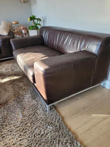 Twee donkerbruine leren Ikea banken
