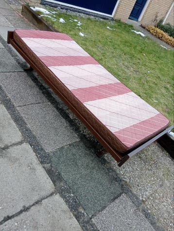 Gratis stevig bed met gratis matras. 80 bij 190.