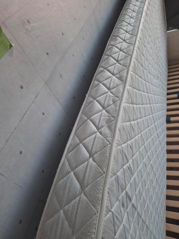 Stevig 90x200 bed met matras en lattenbodem