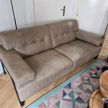 2 en 3 zits bank. De kleur komt overeen met de foto's