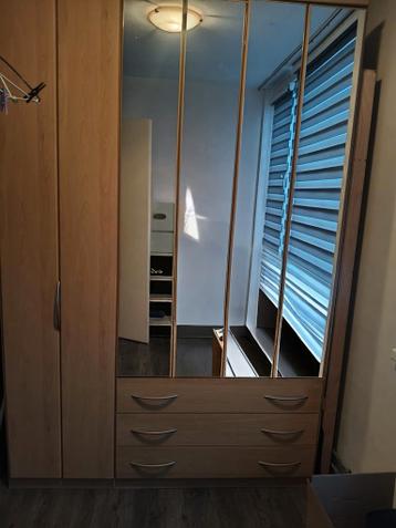 Kledingkast met extra deel (niet op de foto) zsm weg