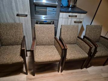 Gratis 4 eetkamerstoelen