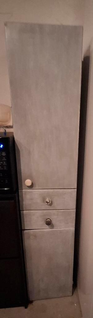 Smalle grijze kolomkast / pantrykast met lades en deur