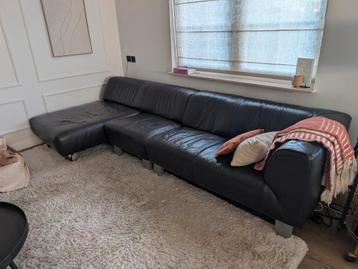 Donkerbruine leren bank met zilveren poten