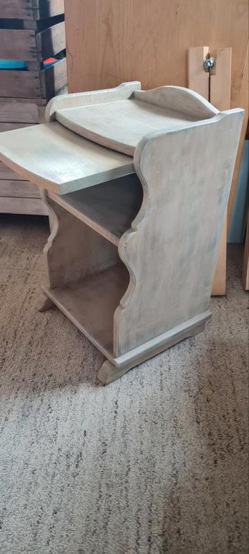 Klein kastje met uitschuifbaar plankje