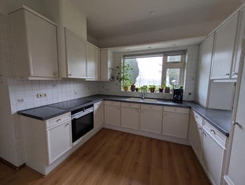 Degelijke U-vorm keuken met apparaten