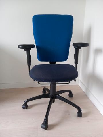 Blauwe bureaustoel met diverse verstelbare elementen