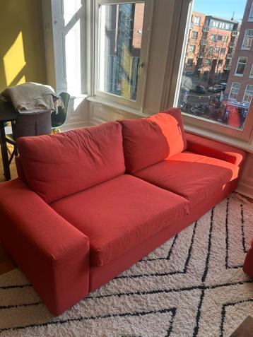 Rode twee- of driepersoonsbank