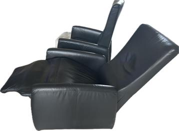 Twee relaxfauteuils zwart leer gratis af te halen