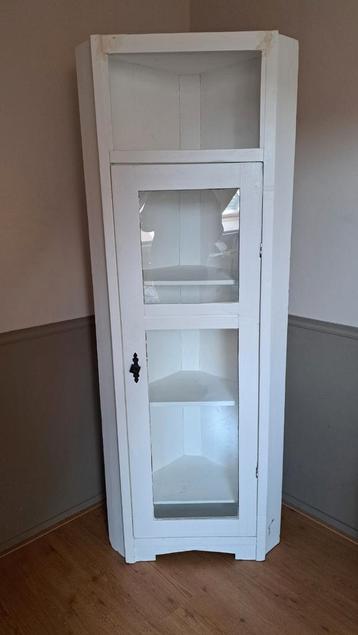 Witte landelijke hoekkast