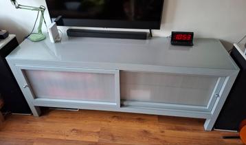 Gratis Bouvrie dressoir grijs met glazen plaat