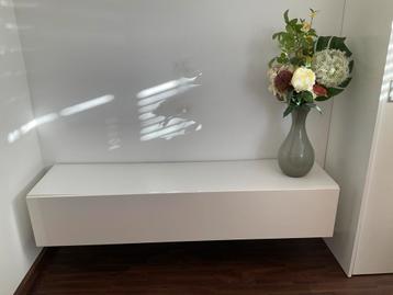 Hangende klepkast / tv meubel